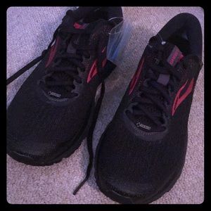 NWT Women's Brooks Ghost 11 GorTex